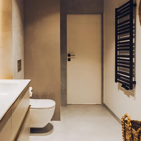 D77 Luxury Apartment